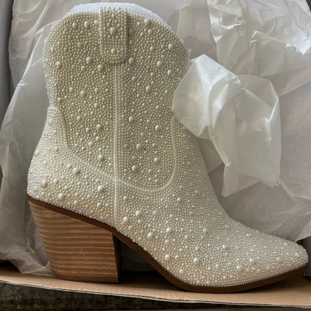 Elegant White Pearl-Embellished Women's Boots